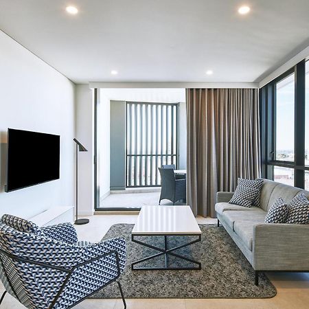 Meriton Suites Liverpool Exteriör bild A living room in a typical apartment