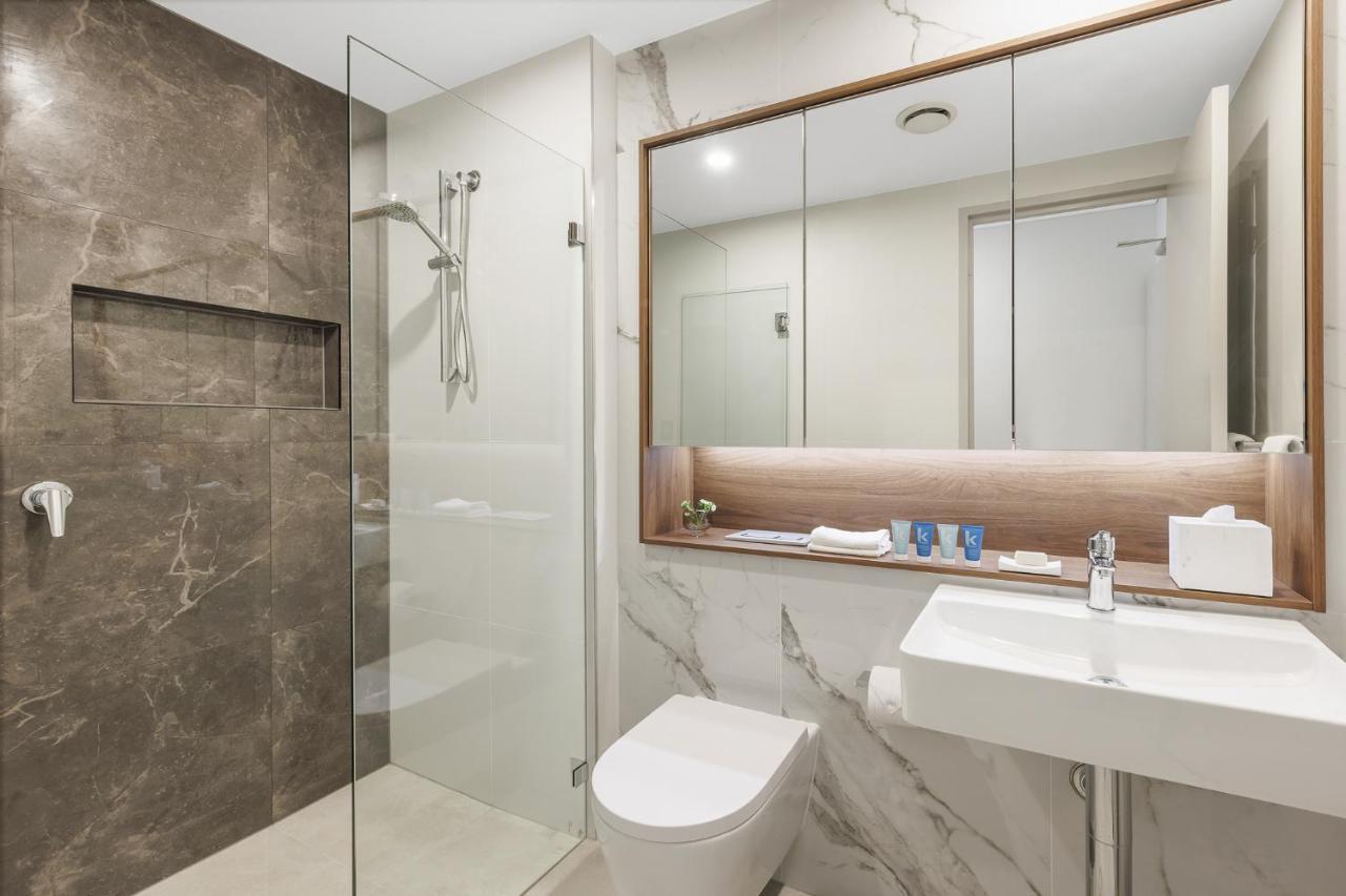 Meriton Suites Liverpool Exteriör bild Bathroom
