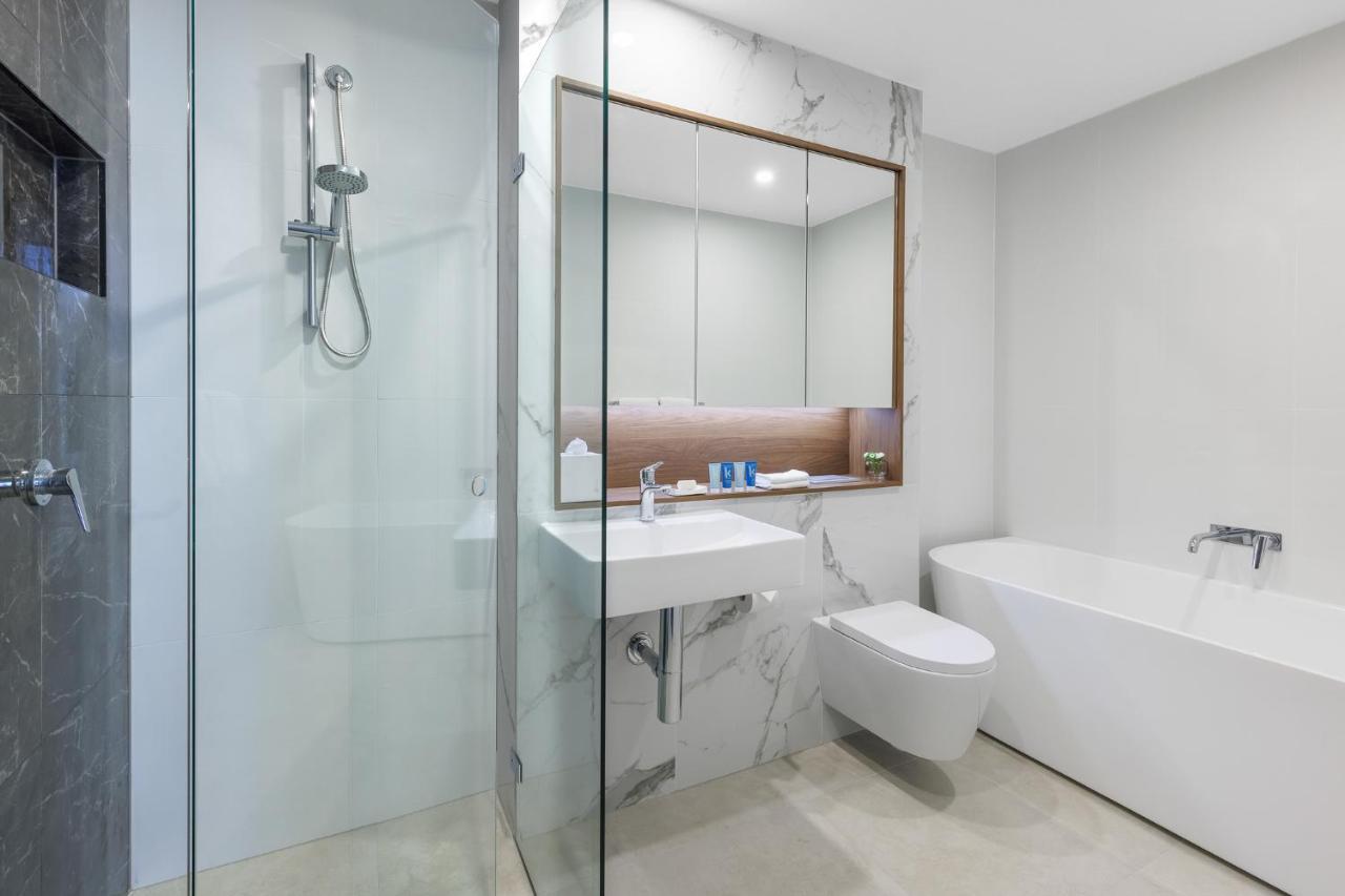 Meriton Suites Liverpool Exteriör bild A bathroom in a hotel