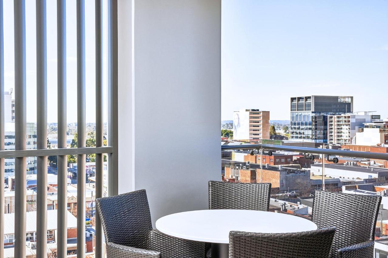 Meriton Suites Liverpool Exteriör bild A balcony at the hotel