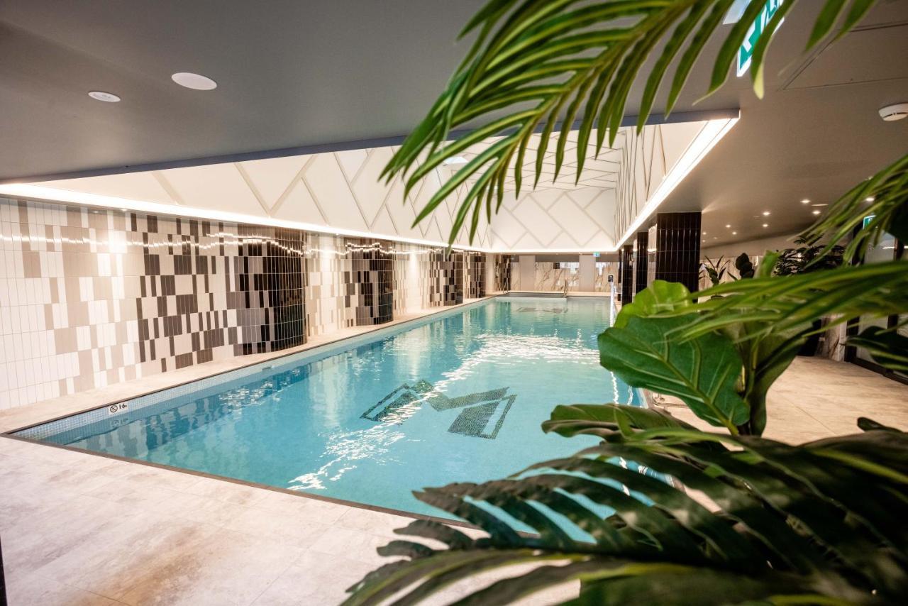 Meriton Suites Liverpool Exteriör bild The swimming pool at the hotel