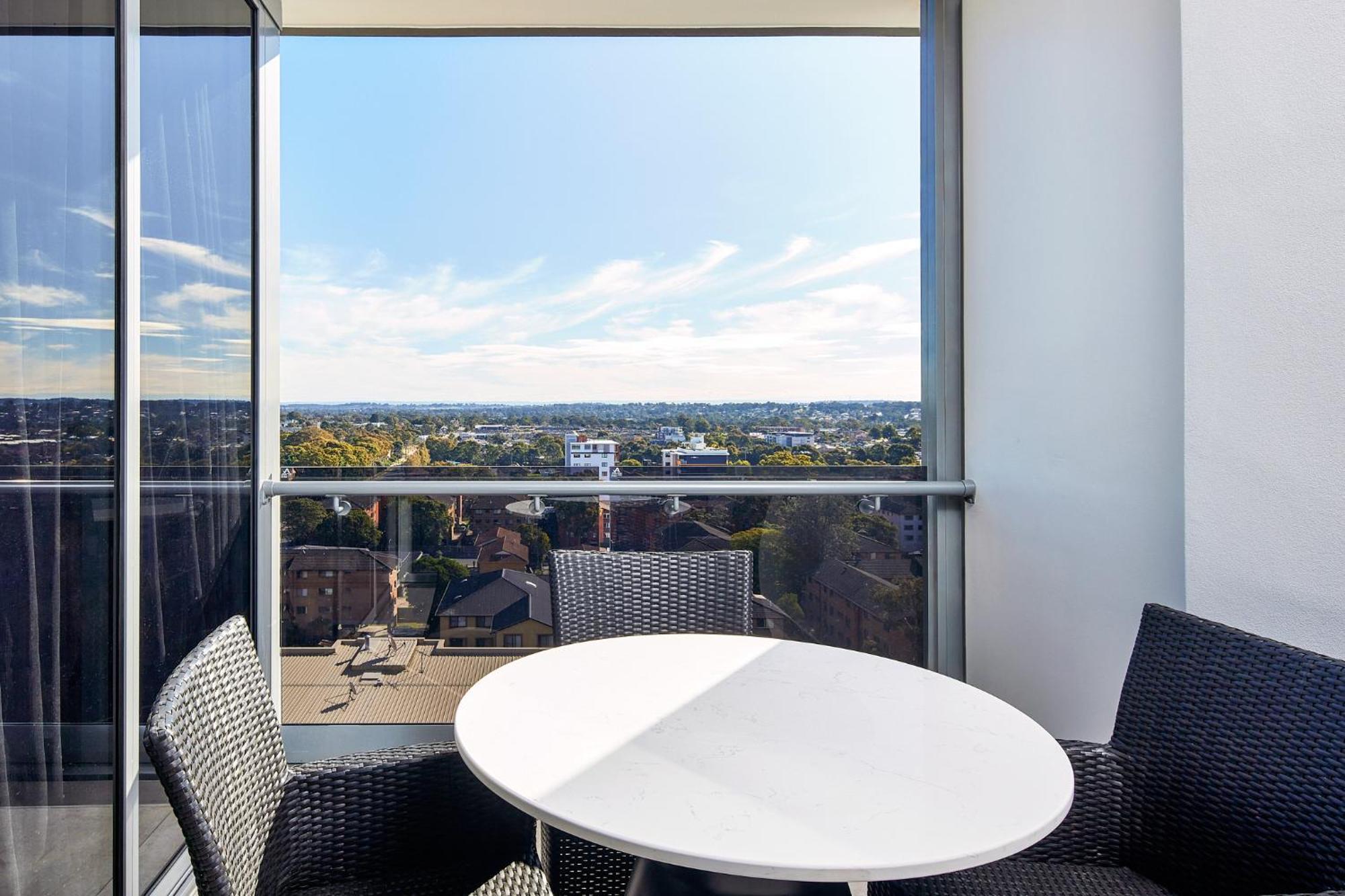 Meriton Suites Liverpool Exteriör bild A balcony at the apartment