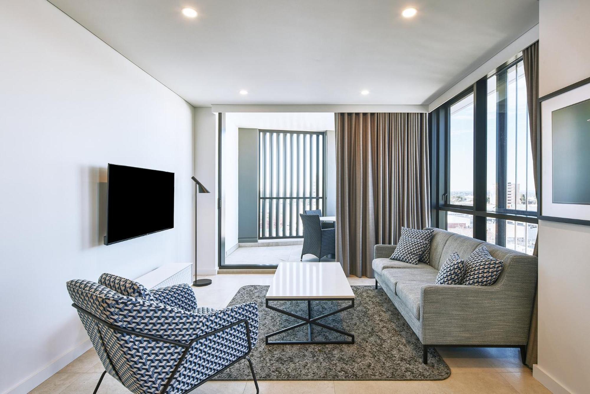Meriton Suites Liverpool Exteriör bild A living room in a typical apartment