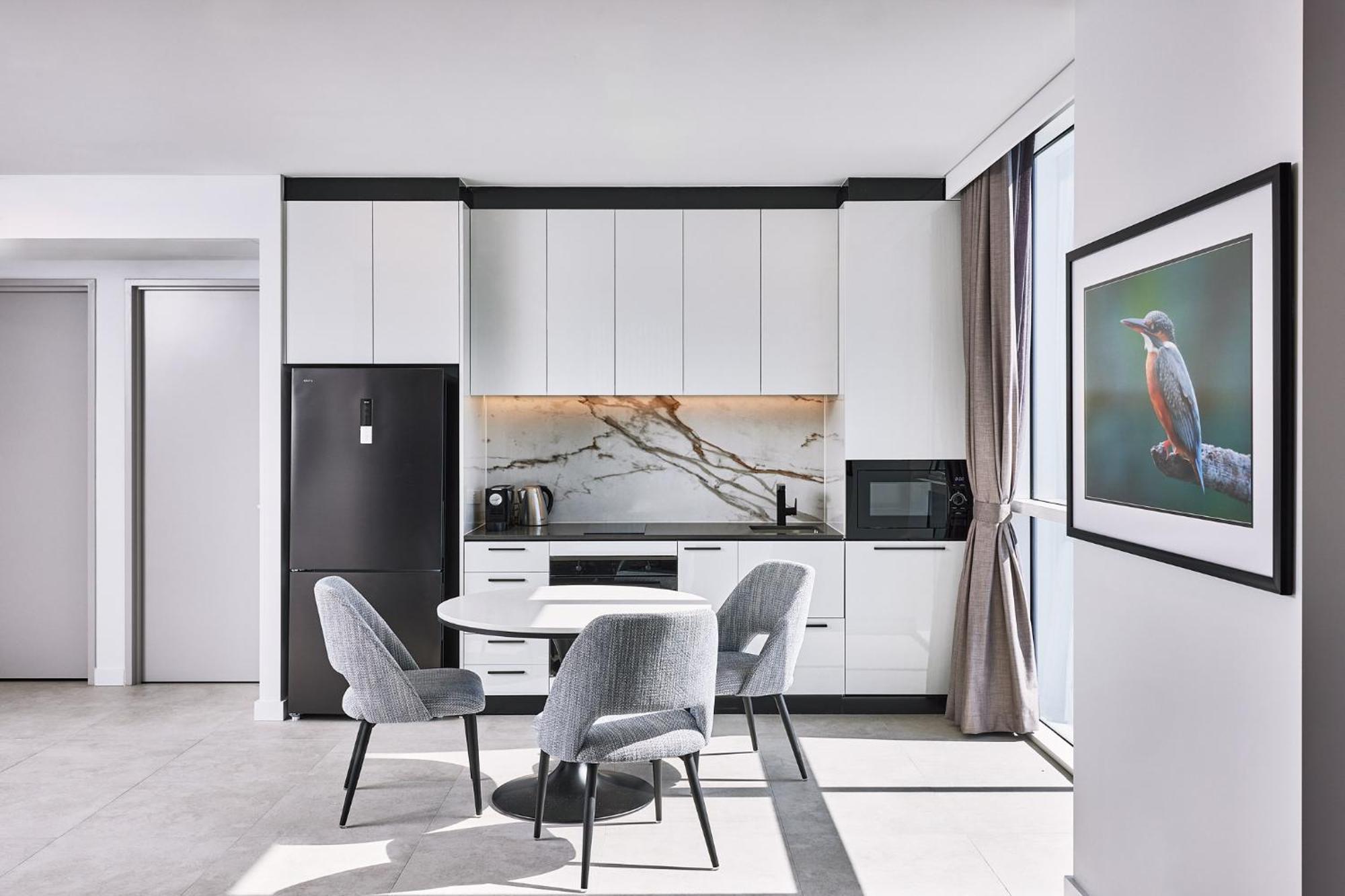 Meriton Suites Liverpool Exteriör bild A kitchen in a serviced apartment