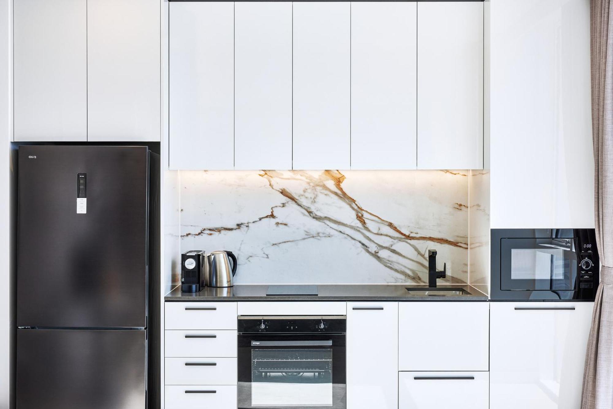 Meriton Suites Liverpool Exteriör bild A modern kitchen