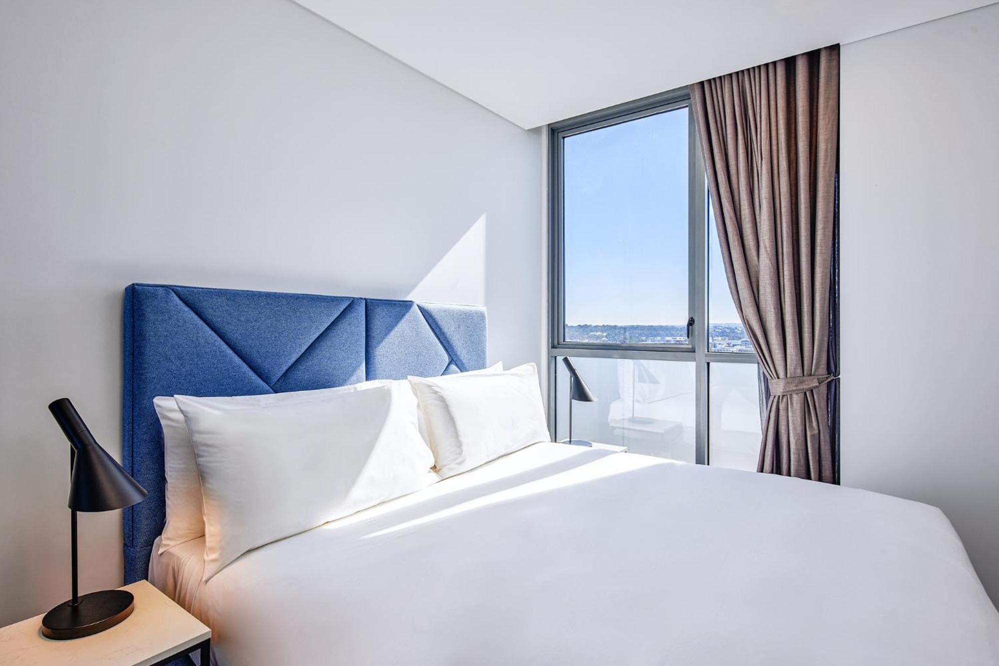Meriton Suites Liverpool Exteriör bild A bedroom at the hotel