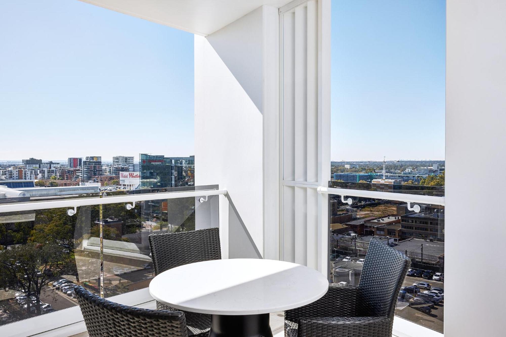 Meriton Suites Liverpool Exteriör bild A balcony at the apartment