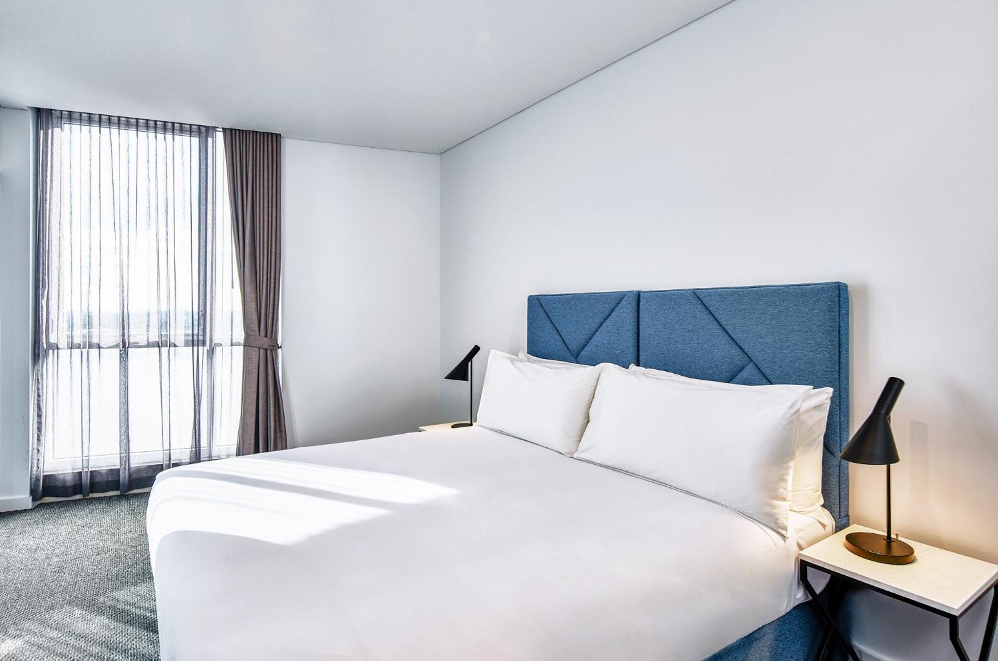 Meriton Suites Liverpool Exteriör bild A bedroom at the hotel