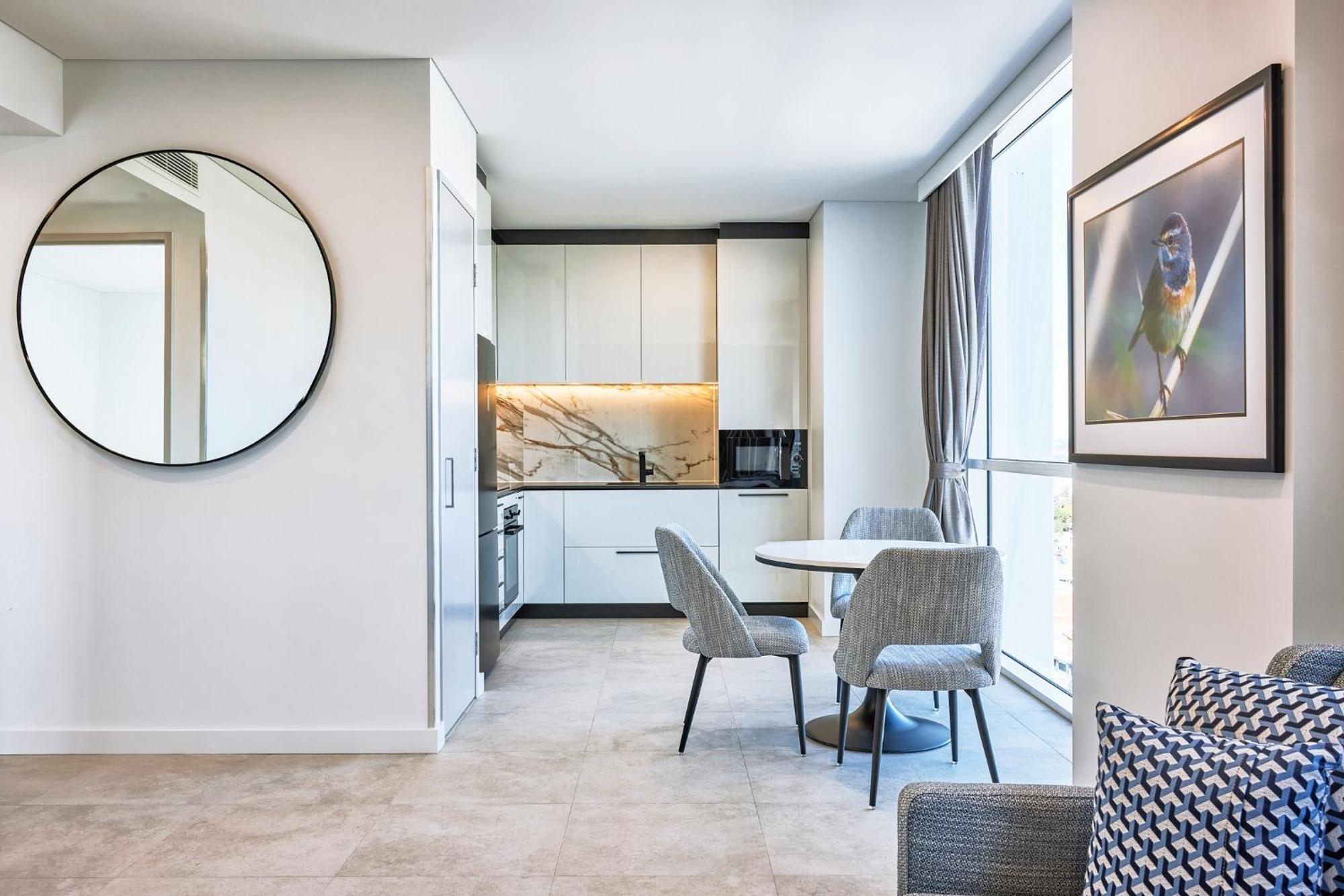 Meriton Suites Liverpool Exteriör bild The kitchen in a typical apartment