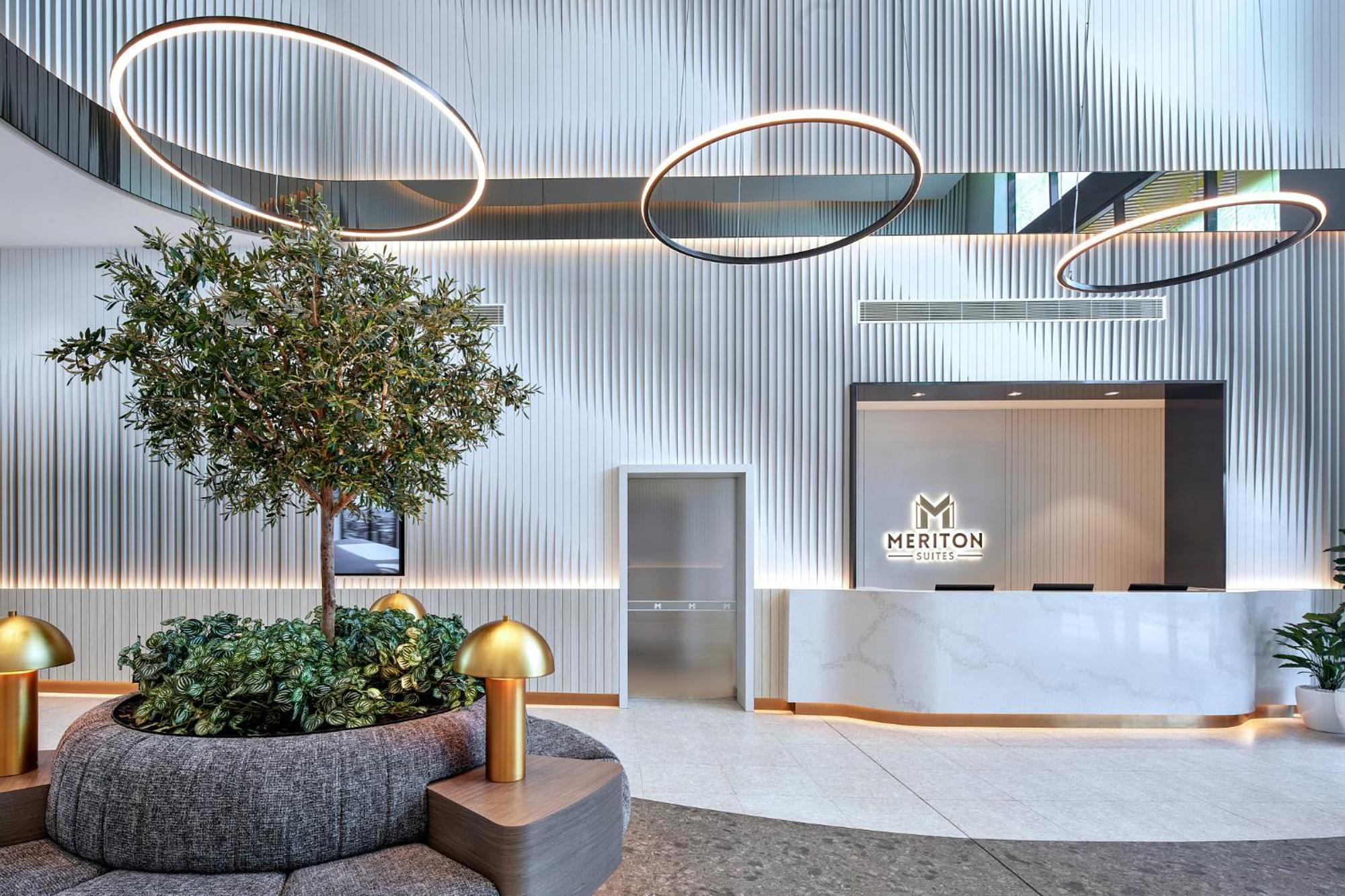 Meriton Suites Liverpool Exteriör bild The lobby of the hotel