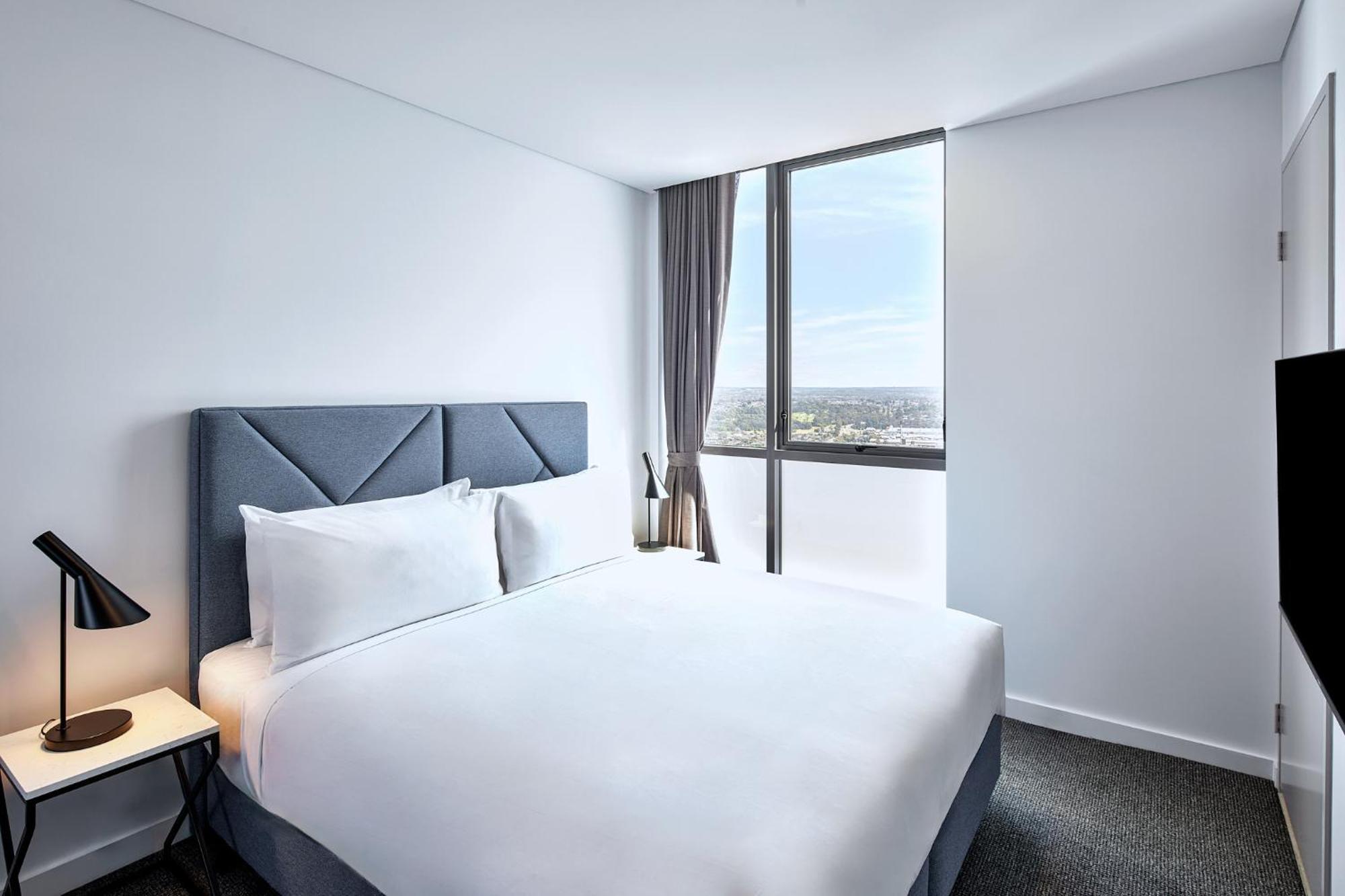 Meriton Suites Liverpool Exteriör bild A bedroom at the hotel