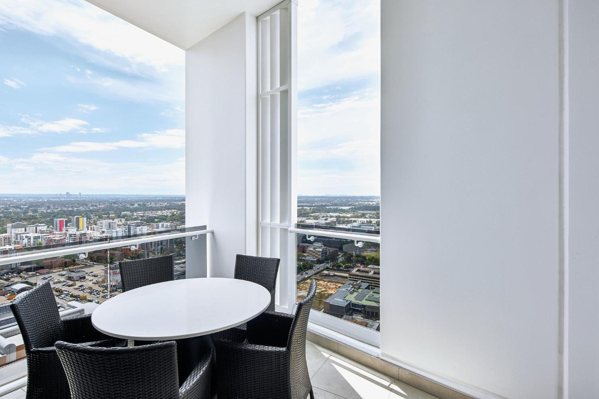 Meriton Suites Liverpool Exteriör bild Balcony