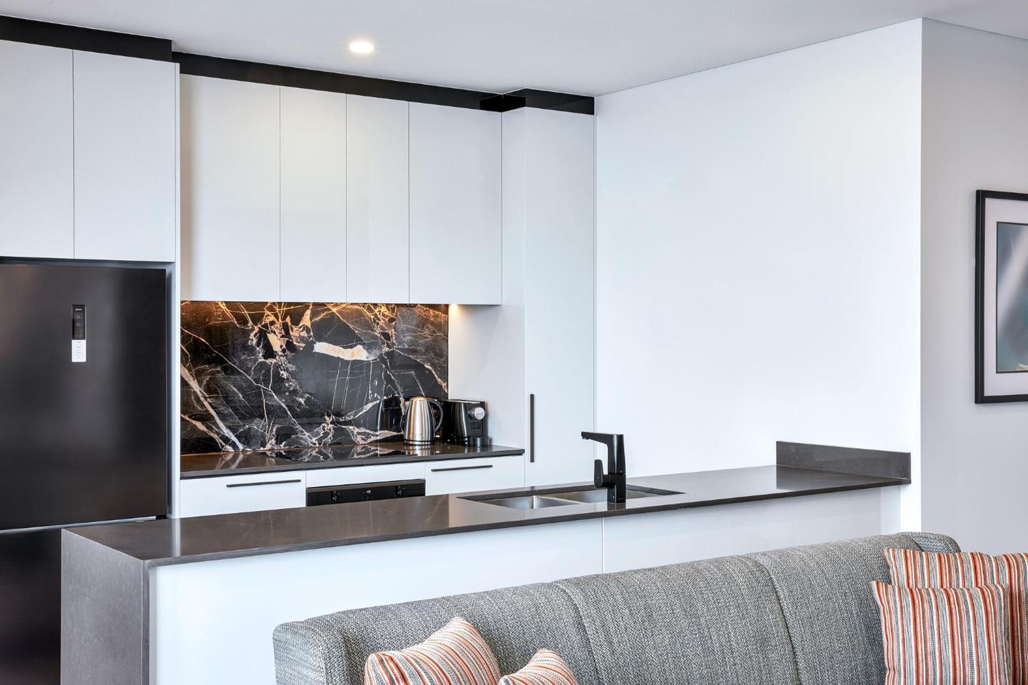 Meriton Suites Liverpool Exteriör bild A modern kitchen