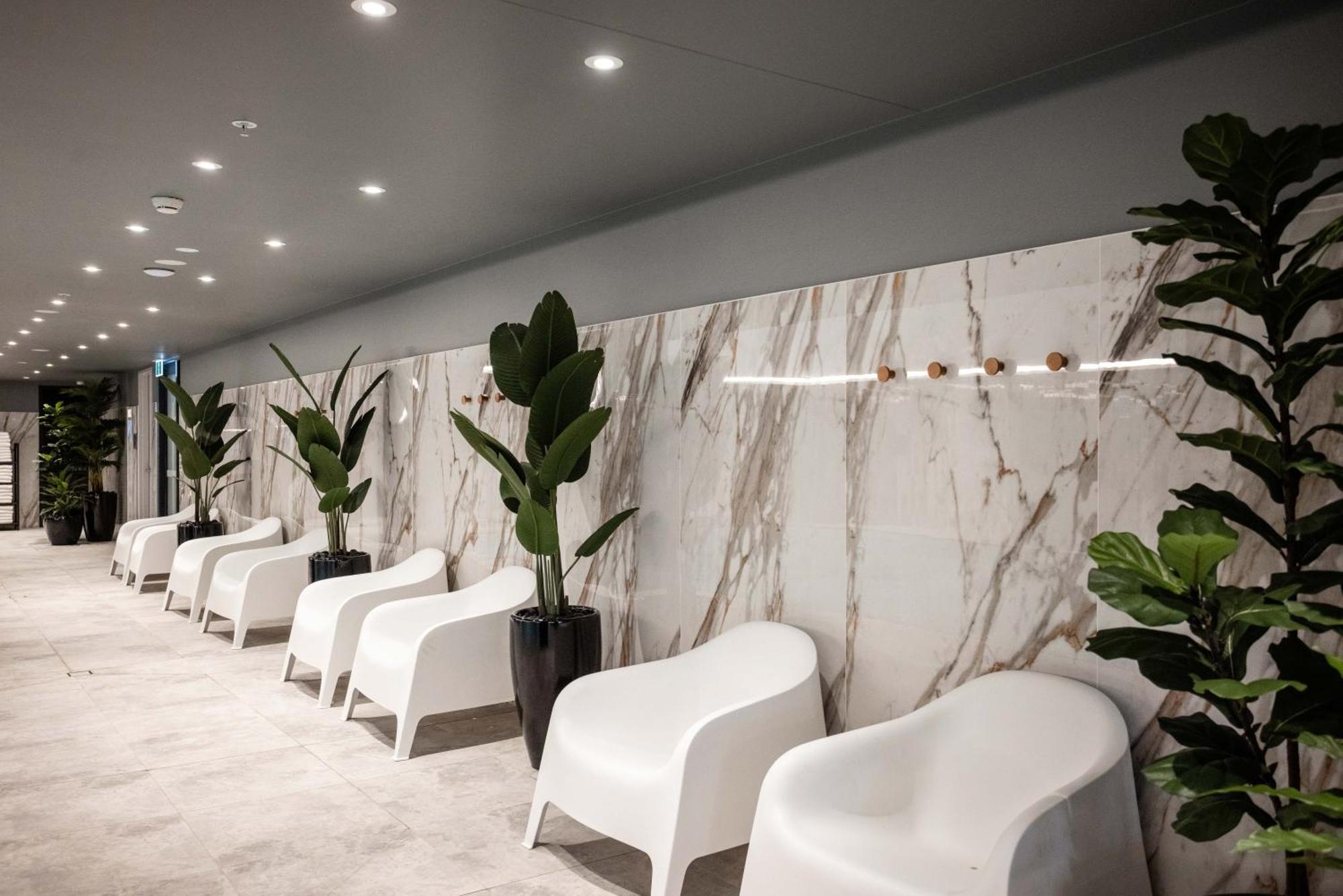 Meriton Suites Liverpool Exteriör bild The interior of the lounge
