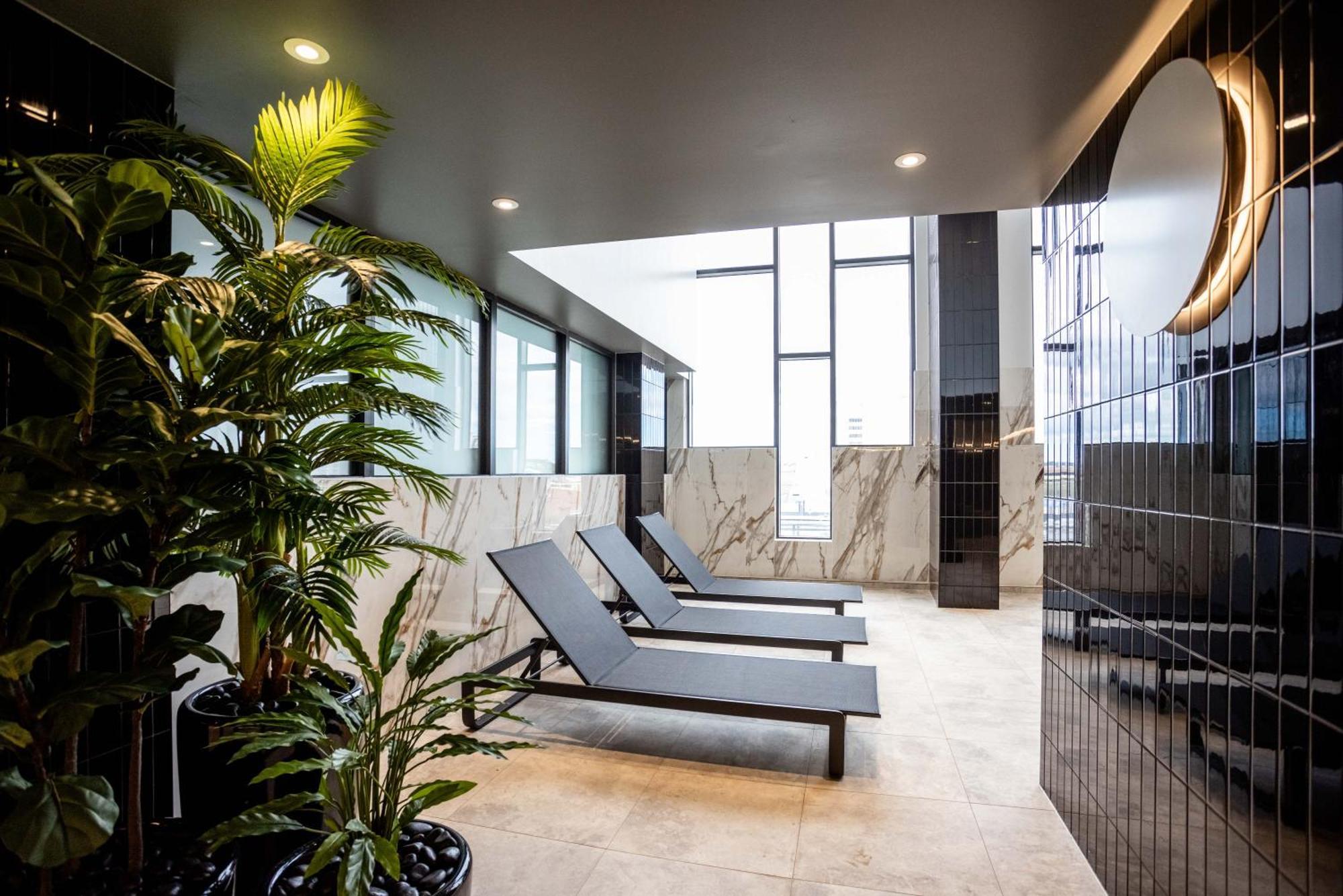Meriton Suites Liverpool Exteriör bild The spa at The Standard London